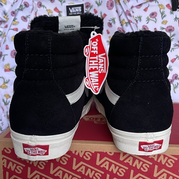 Vans Men’s Sk8-Hi
Cozy Hug Black
VN0A7Q5NBLK
Sneakers - Picture 14 of 16
